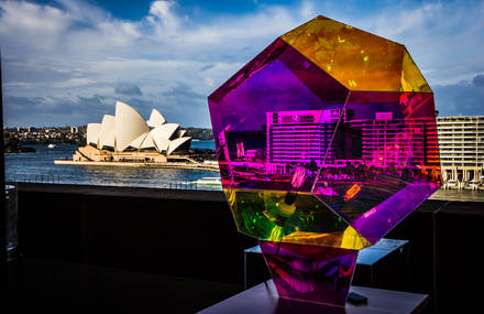 Mirobolante – A light experience glowing with a complex, ever-shifting rainbow of colour.