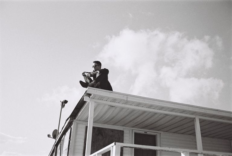 Robert-Pattison-Dior-rooftop
