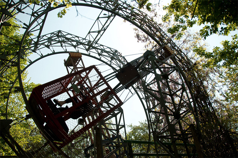 Man Building Giant Kinetic Carnival2