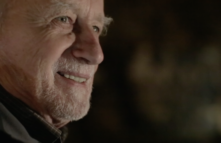 Henri, guide de 91 ans, raconte la magie des grottes de Vallorbe.