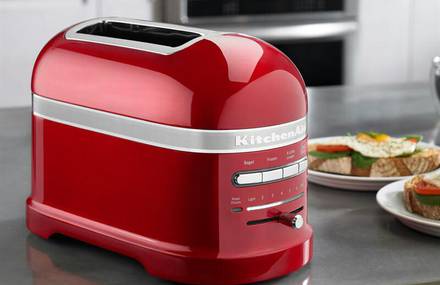 Blood-red Kitchen Gear