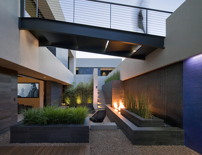 GreyhouseinLA-1