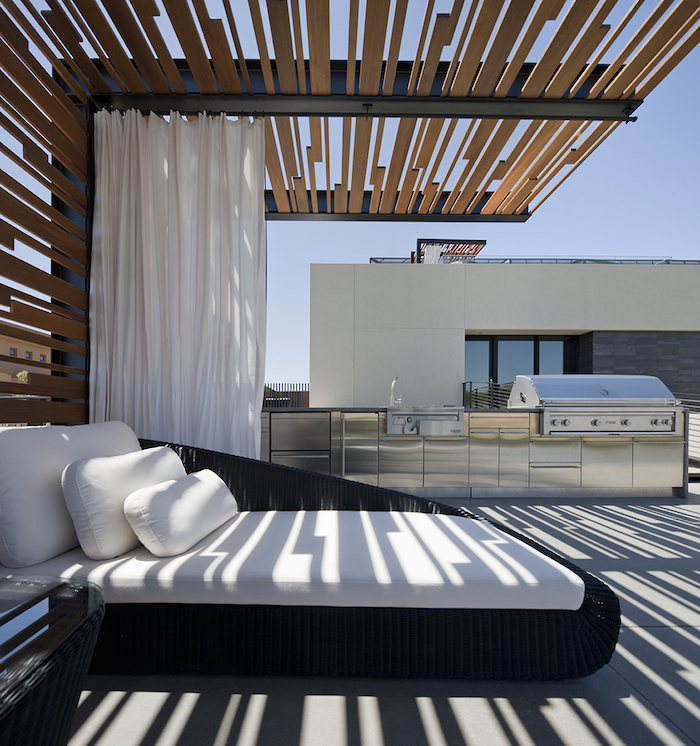 GreyhouseinLA-3