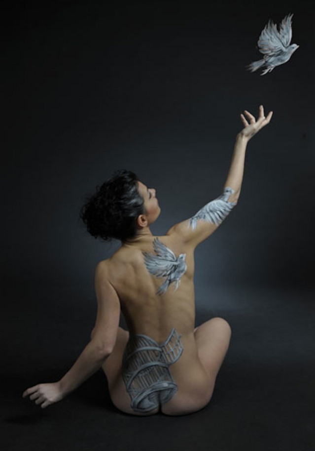 She mixes painting, photography and uses the body as a game... 