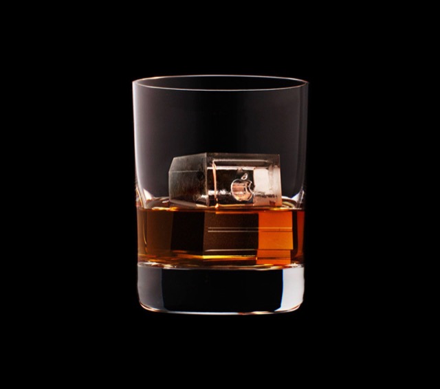 3D Ice Cubs in Whisky Glass_2