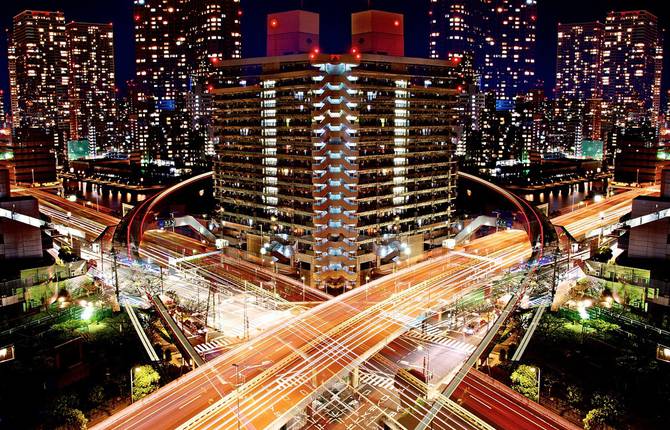 Symmetric Light Painting in Tokyo