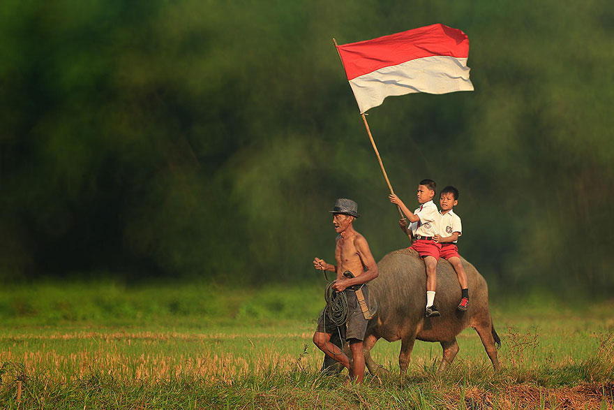 Life In Indonesian Villages Captured by Herman Damar 16