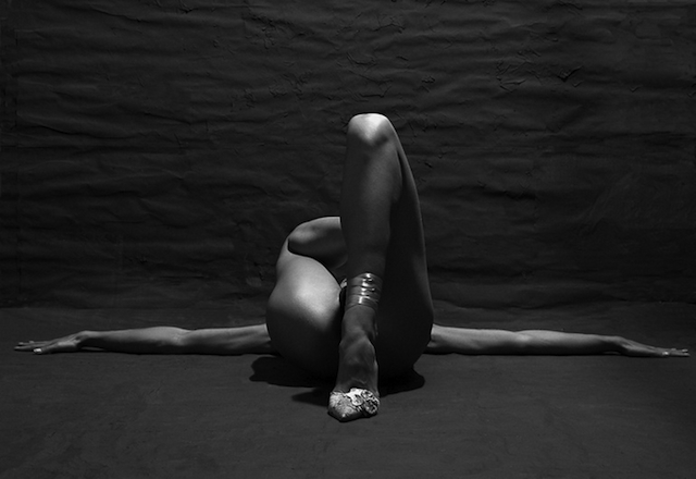 5-Black and white bodies photography