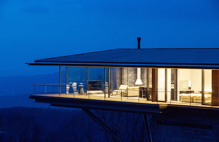 Cantilevers House In Japan