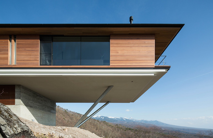 Cantilevers House In Japan