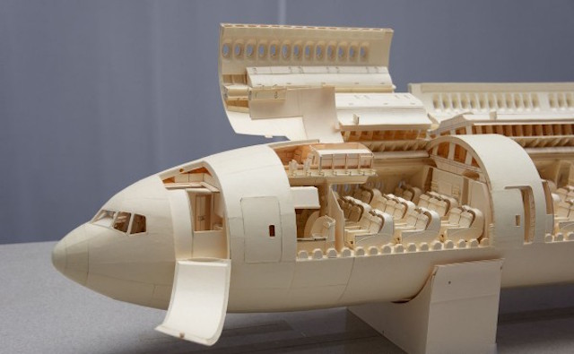 Detailed Boeing 777 Made of Paper_1