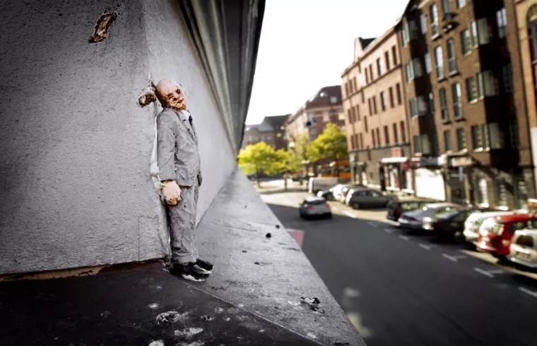 Miniature Sculptures in City Photography_9
