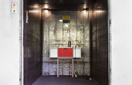 Tconsolle, entirely made of wood, is a console that can contain, hide or show.