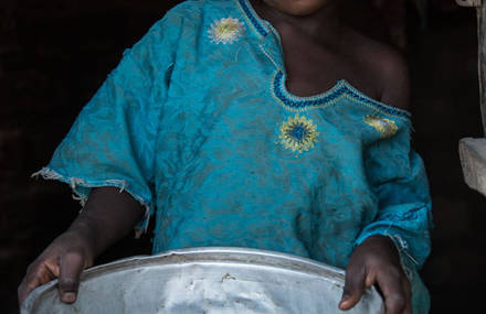 Children and drinking water, Central African Republic, by Vincent Tremeau