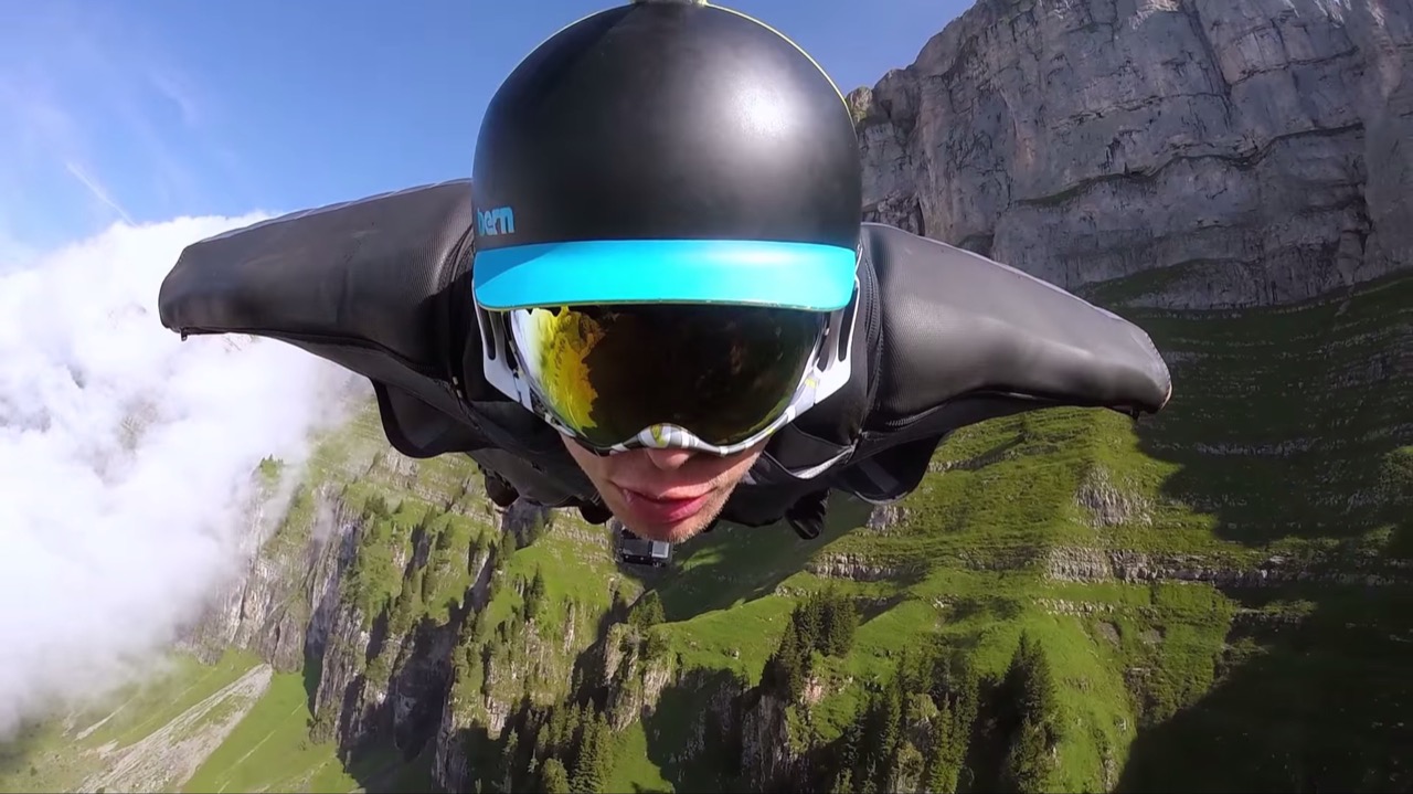 Majestic Wingsuit Flight in Switzerland_3