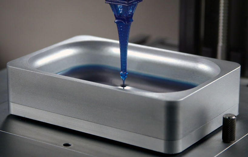 3D Printing From A Pool of Resin_3