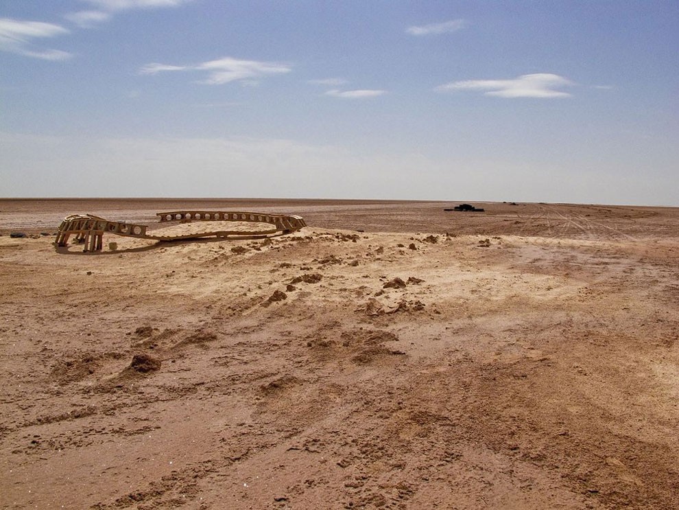 Abandoned Stars Wars Decoration Sets In The Desert_2