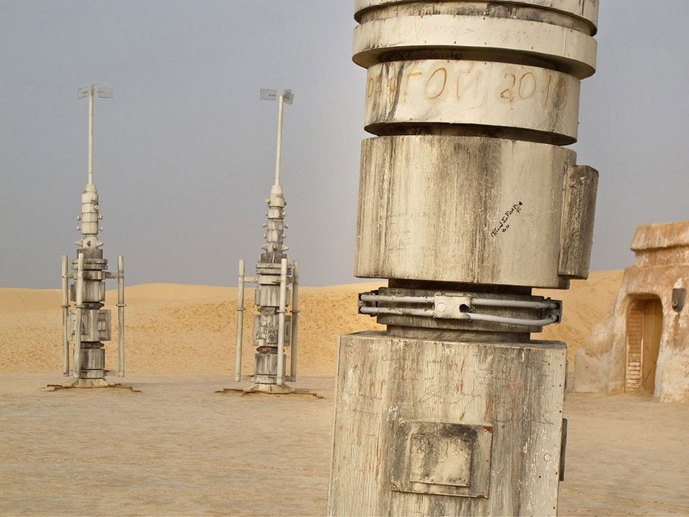 Abandoned Stars Wars Decoration Sets In The Desert_3