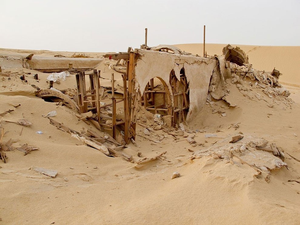 Abandoned Stars Wars Decoration Sets In The Desert_4