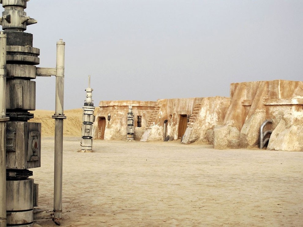 Abandoned Stars Wars Decoration Sets In The Desert_5