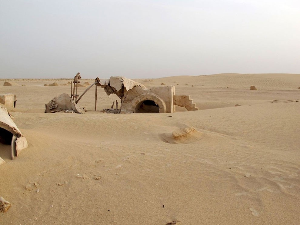 Abandoned Stars Wars Decoration Sets In The Desert_6