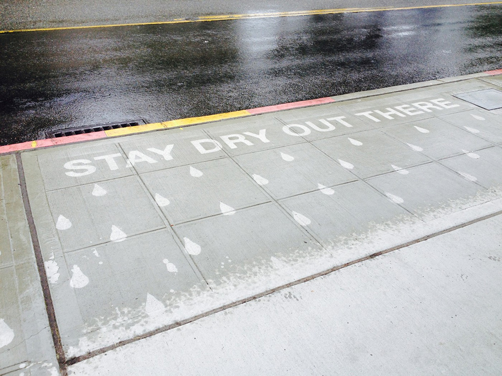 Illustrations on Sidewalks Appear When Raining_0
