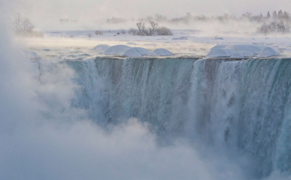 Niagara Falls Transformed Into Icy Spectacle_0