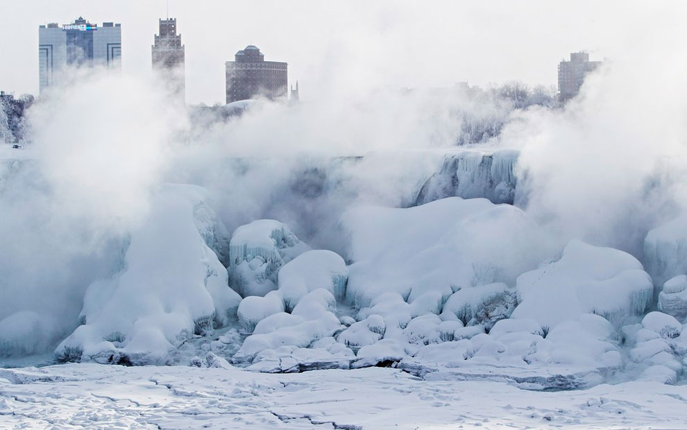 Niagara Falls Transformed Into Icy Spectacle_1