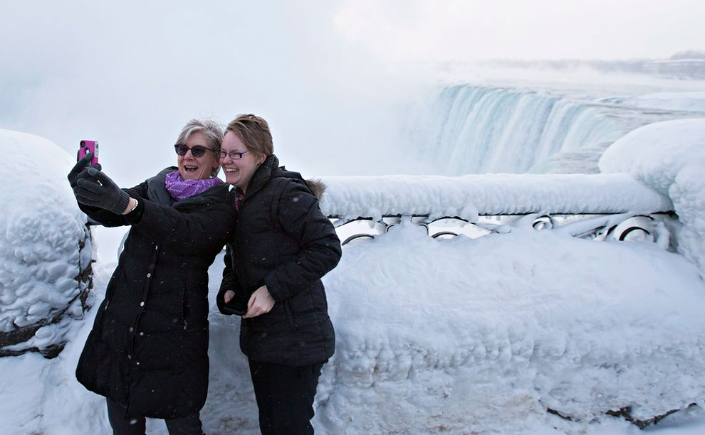 Niagara Falls Transformed Into Icy Spectacle_10