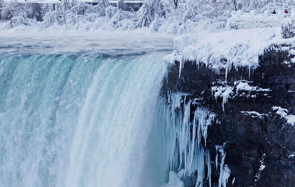 Niagara Falls Transformed Into Icy Spectacle_11