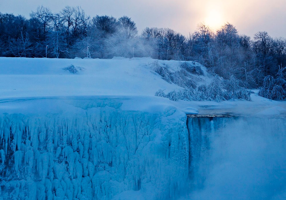 Niagara Falls Transformed Into Icy Spectacle_12