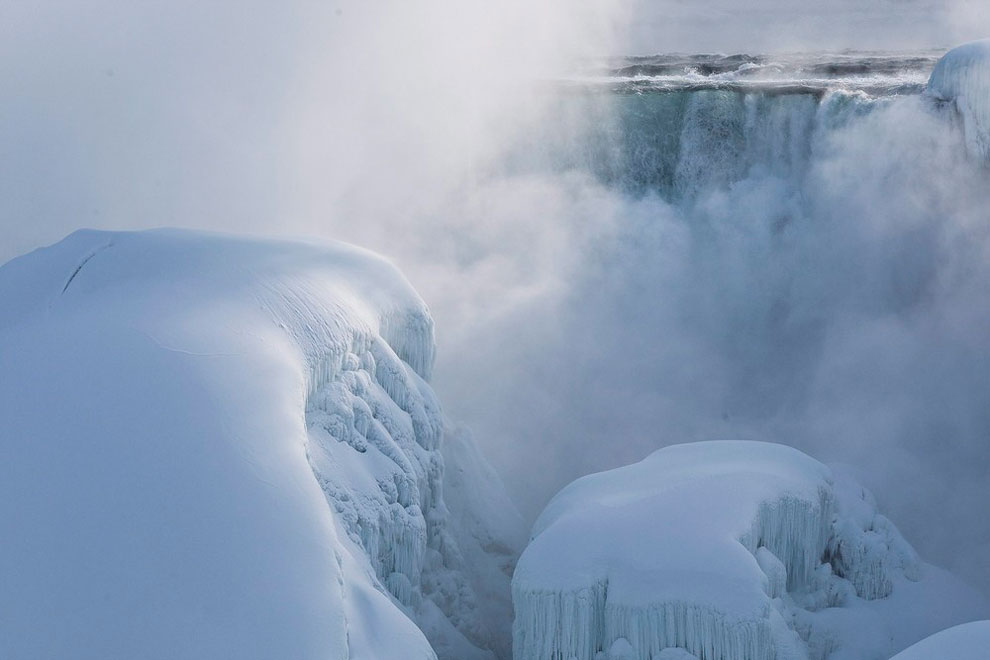 Niagara Falls Transformed Into Icy Spectacle_2