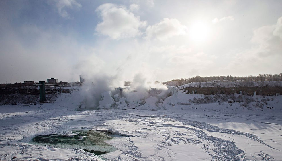 Niagara Falls Transformed Into Icy Spectacle_3