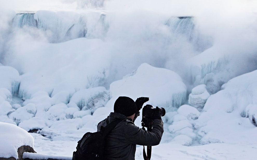 Niagara Falls Transformed Into Icy Spectacle_4