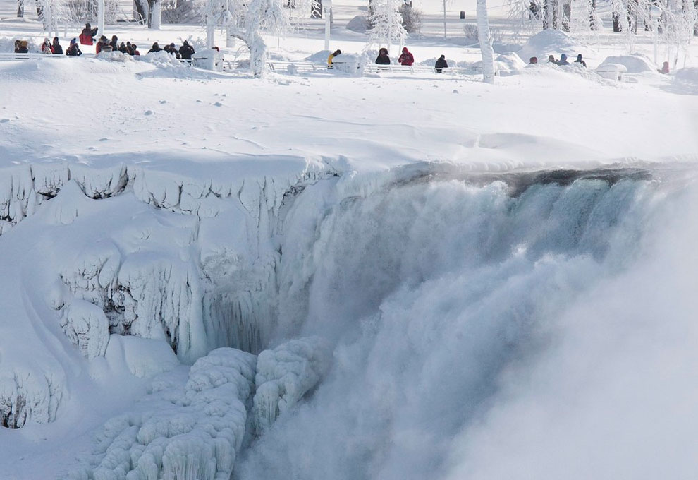 Niagara Falls Transformed Into Icy Spectacle_5