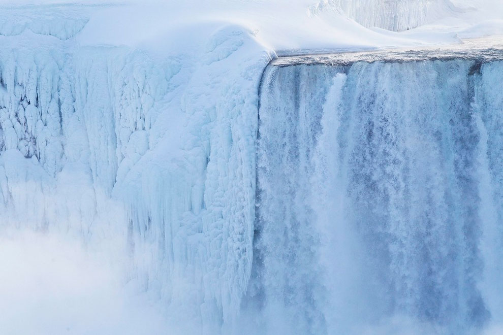 Niagara Falls Transformed Into Icy Spectacle_6