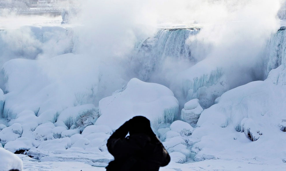 Niagara Falls Transformed Into Icy Spectacle_7