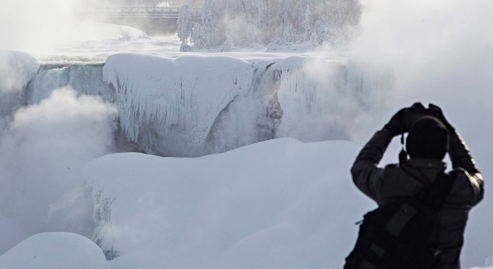 Niagara Falls Transformed Into Icy Spectacle_8