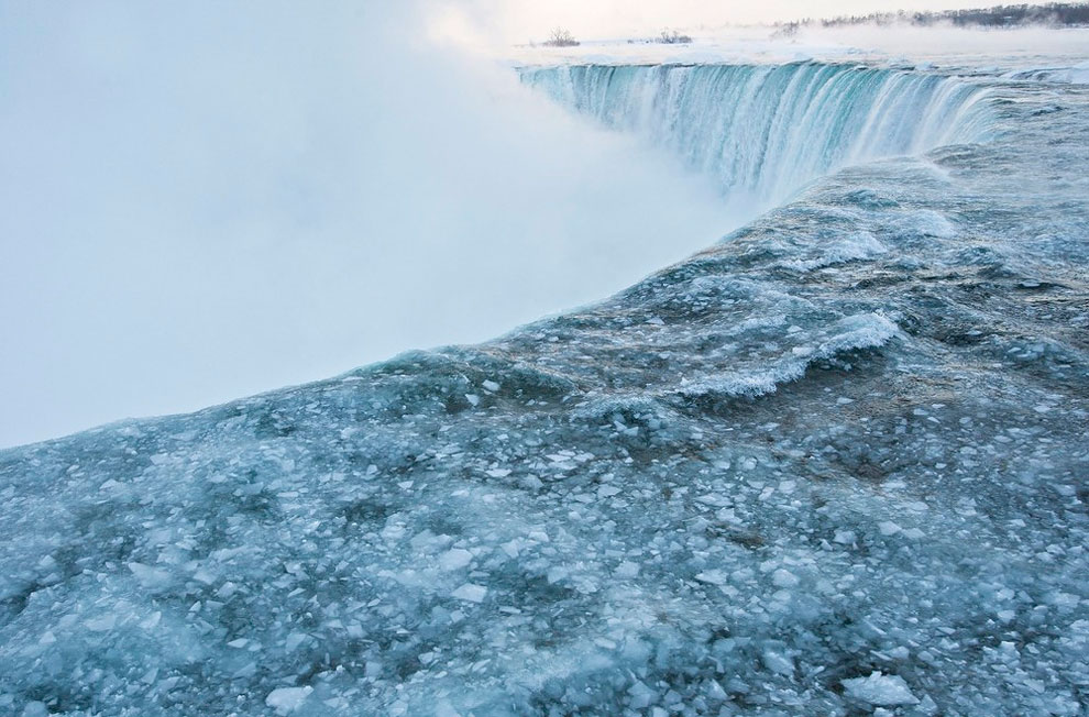 Niagara Falls Transformed Into Icy Spectacle_9
