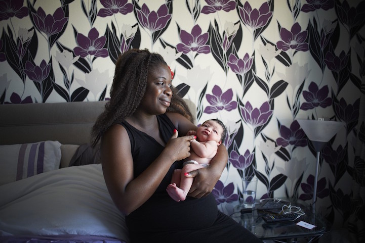 Portraits of Mothers with Their One Day Old Babies_5