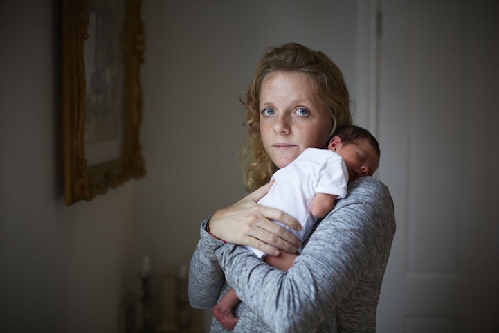 Portraits of Mothers with Their One Day Old Babies_8