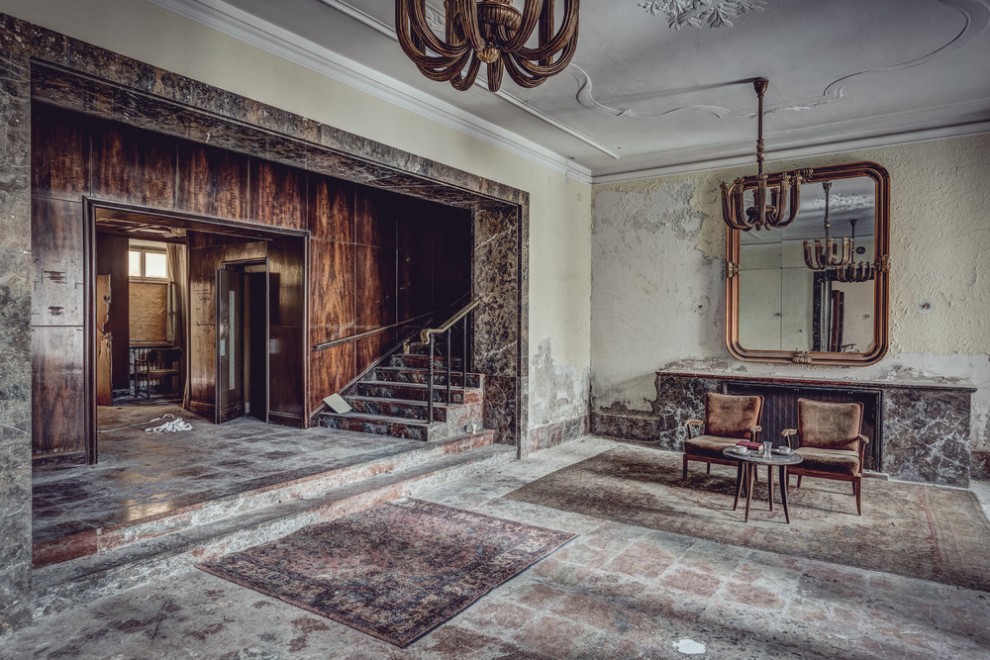 The World Grandest Abandoned Hotels_0