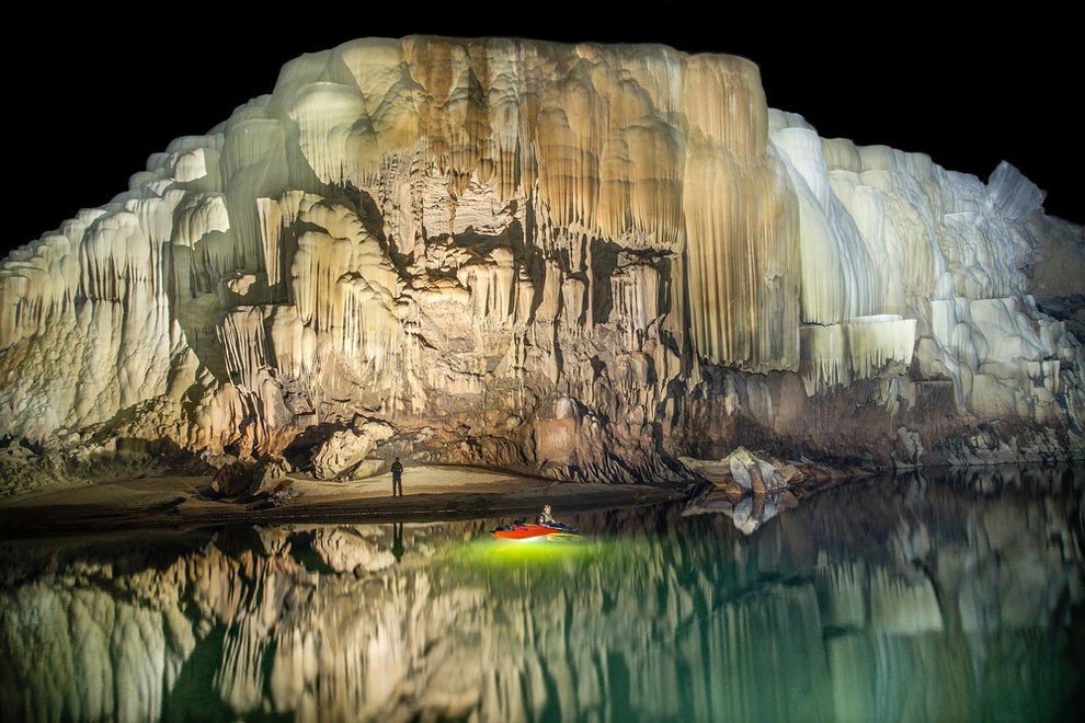 Incredible Hidden Cave in Laos_0
