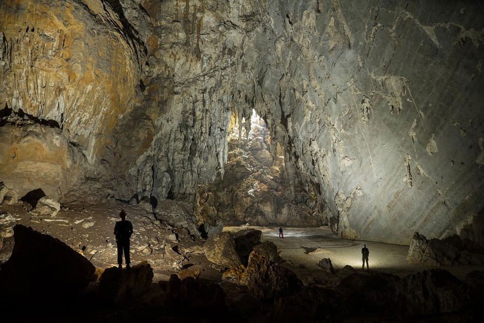 Incredible Hidden Cave in Laos_10