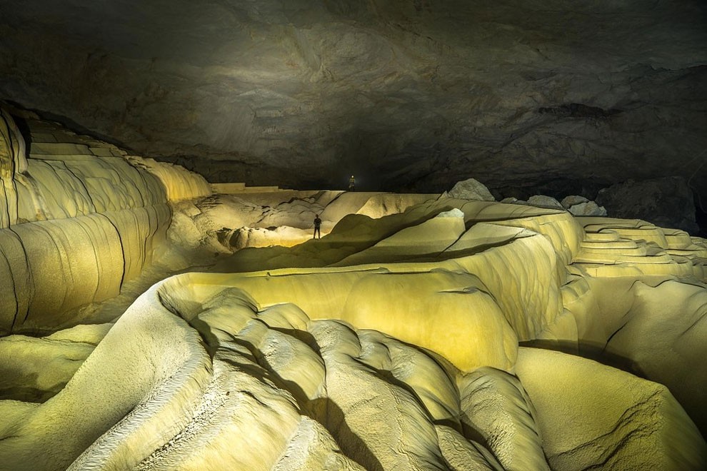 Incredible Hidden Cave in Laos_2