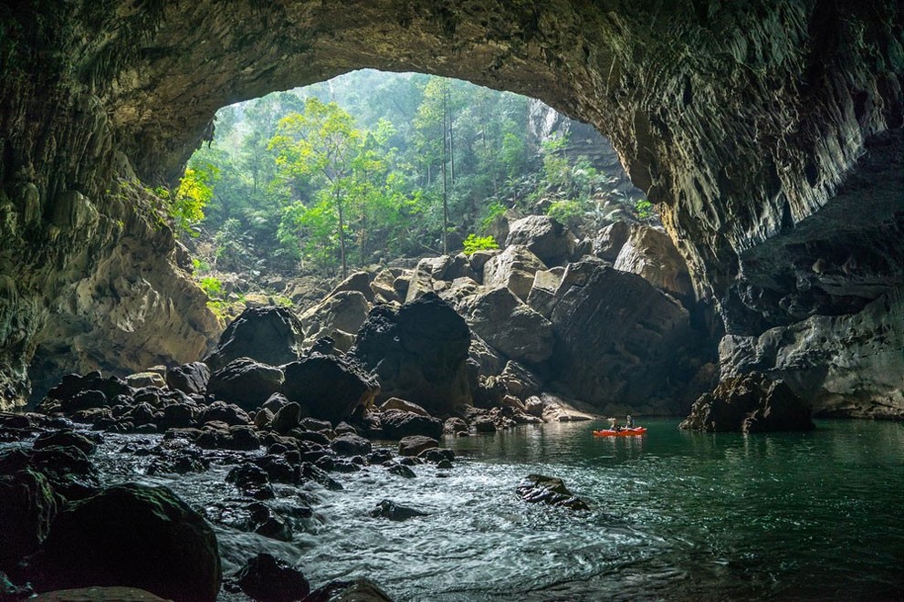 Incredible Hidden Cave in Laos_3