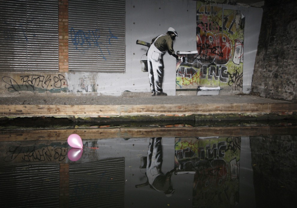 Society Seen Through The Prism of Banksy Art_8