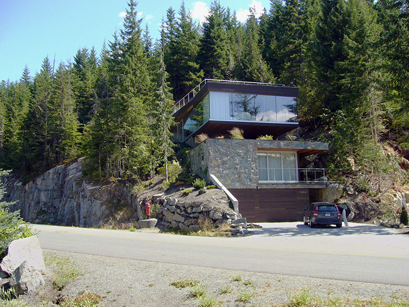 The Khyber Ridge House Into A Cliff_3