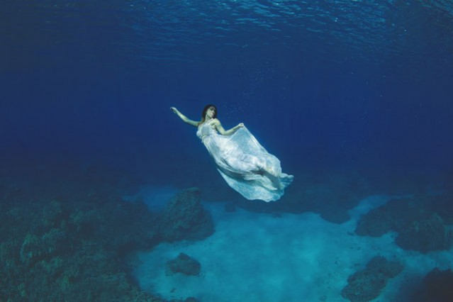 The Underwater Wedding Portraits – Fubiz Media