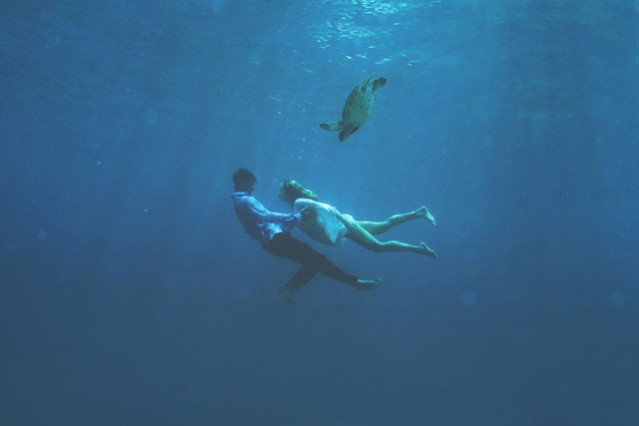 The Underwater Wedding Portraits – Fubiz Media